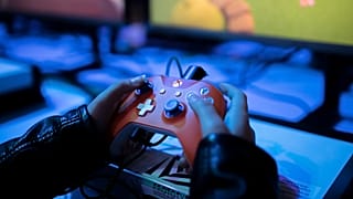 Un garçon joue à un jeu sur Xbox lors de la Paris Games Week à Paris, le vendredi 3 novembre 2017.