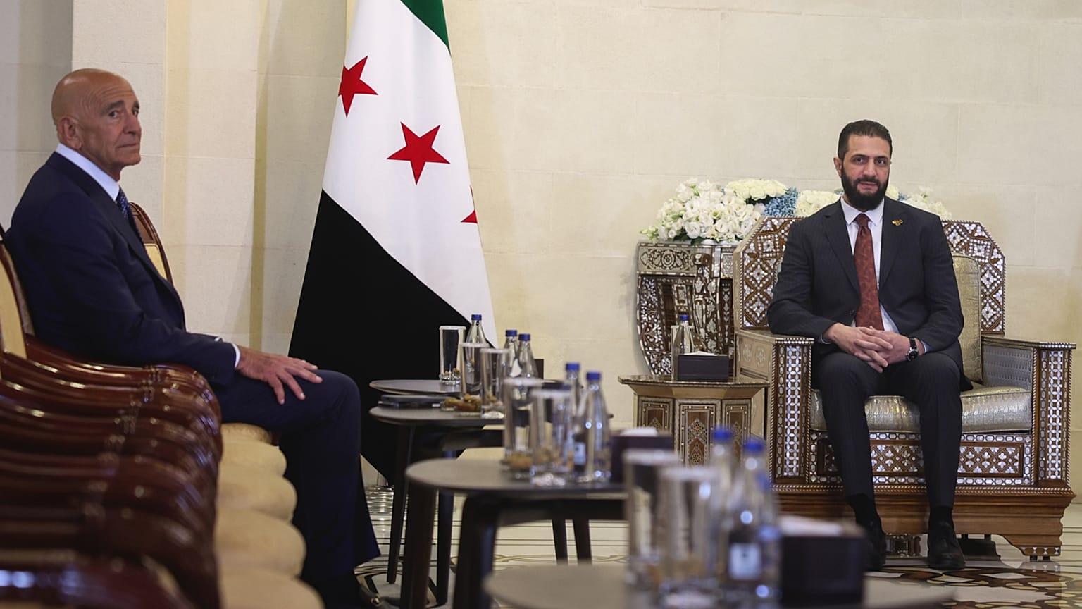 الرئيس السوري أحمد الشرع يلتقي السفير الأمريكي لدى تركيا والمبعوث الخاص إلى سوريا توم باراك في قصر الشعب بدمشق، سوريا، الأربعاء 9 يوليو/ تموز 2025.