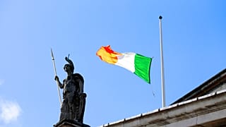 Le drapeau irlandais flotte au-dessus du General Post Office sur O'Connell street, à Dublin, en Irlande, le dimanche 27 mars 2016