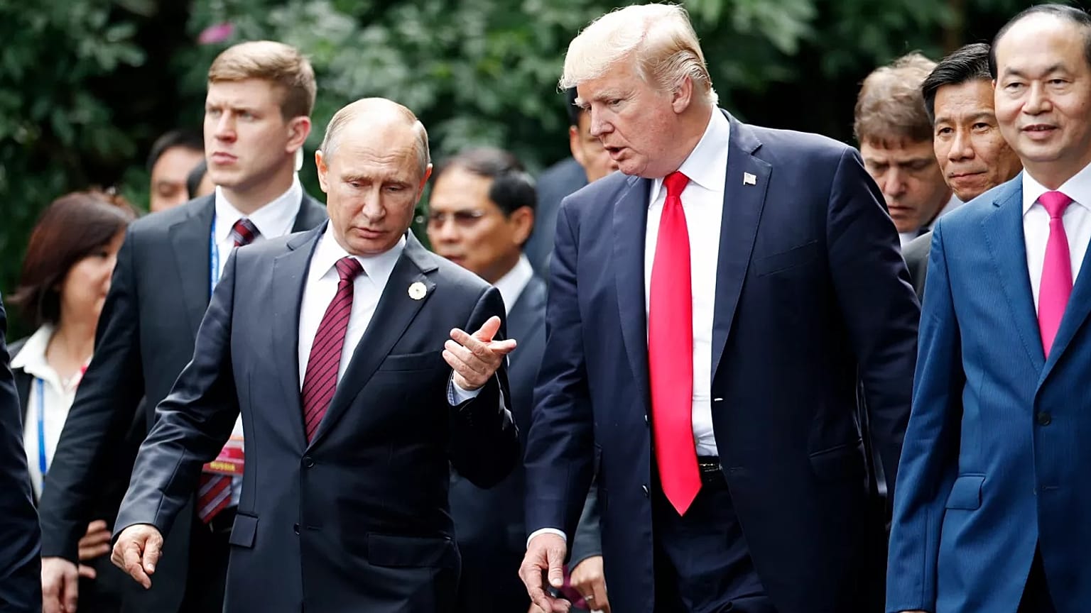 Le président américain Donald Trump et le président russe Vladimir Poutine s'entretiennent lors de la séance de photos de famille au sommet de l'APEC au Viêt Nam en 2017.