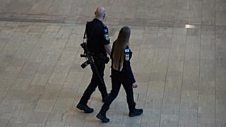 Agenti della polizia israeliana attraversano l'aeroporto Ben Gurion, vuoto di passeggeri dopo la cancellazione di tutti i voli in seguito all'attacco militare israeliano all'Iran, nei pressi di Tel Aviv, Israele