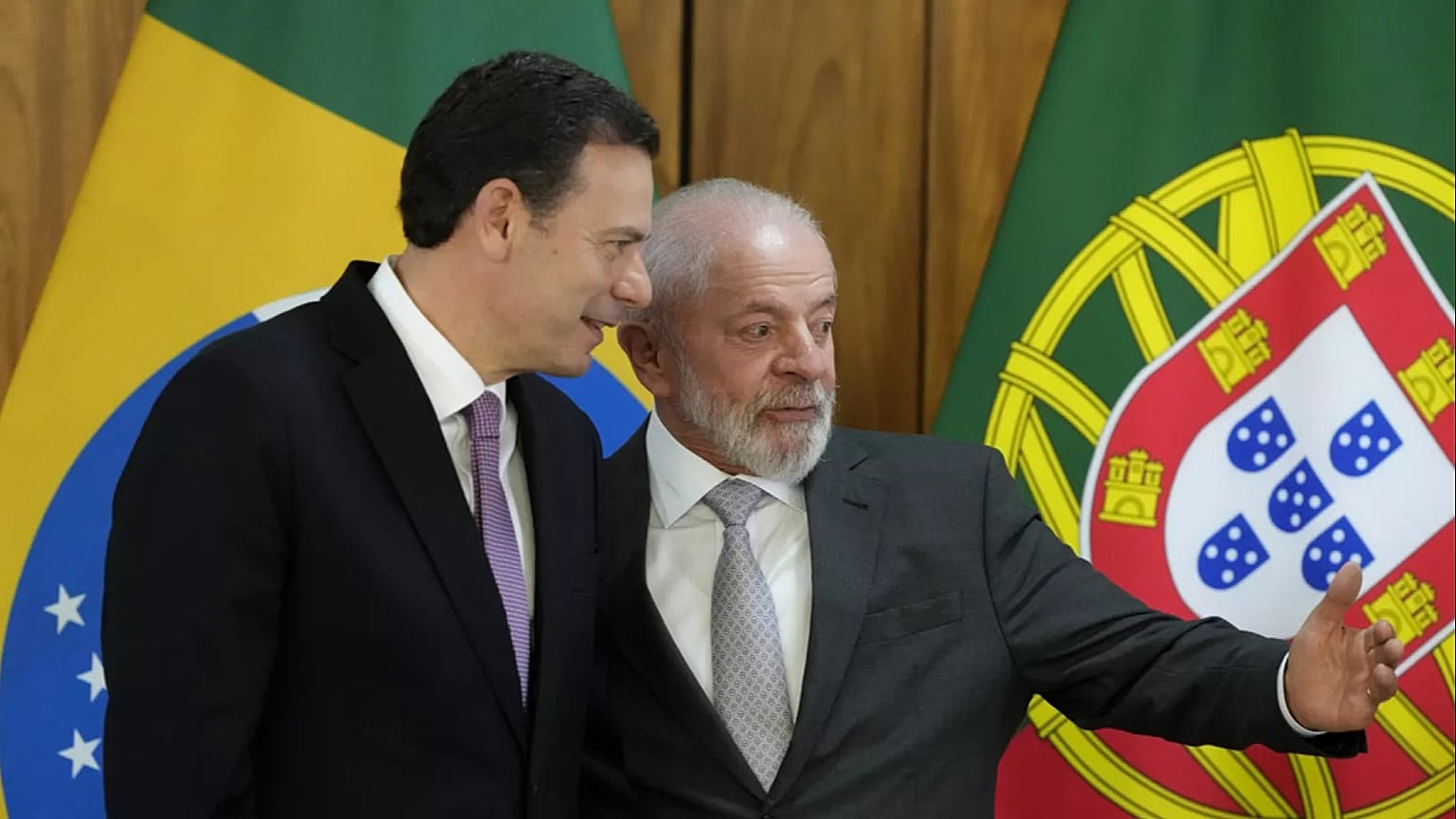 O primeiro-ministro português, Luis Montenegro, com o presidente brasileiro, Lula da Silva, durante a 14.ª Cimeira Brasil-Portugal em Brasília