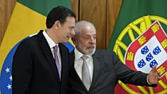 O primeiro-ministro português, Luis Montenegro, com o presidente brasileiro, Lula da Silva, durante a 14.ª Cimeira Brasil-Portugal em Brasília