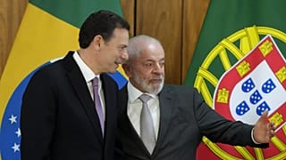 O primeiro-ministro português, Luis Montenegro, com o presidente brasileiro, Lula da Silva, durante a 14.ª Cimeira Brasil-Portugal em Brasília