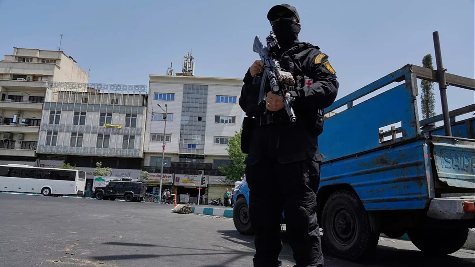 İran Devrim Muhafızları’ndan bir asker, 24 Haziran 2025 Salı günü İran’ın başkenti Tahran’daki Enqelab-e-Eslami (İslam Devrimi) Meydanı’nda nöbet tutuyor.