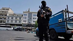 İran Devrim Muhafızları’ndan bir asker, 24 Haziran 2025 Salı günü İran’ın başkenti Tahran’daki Enqelab-e-Eslami (İslam Devrimi) Meydanı’nda nöbet tutuyor.