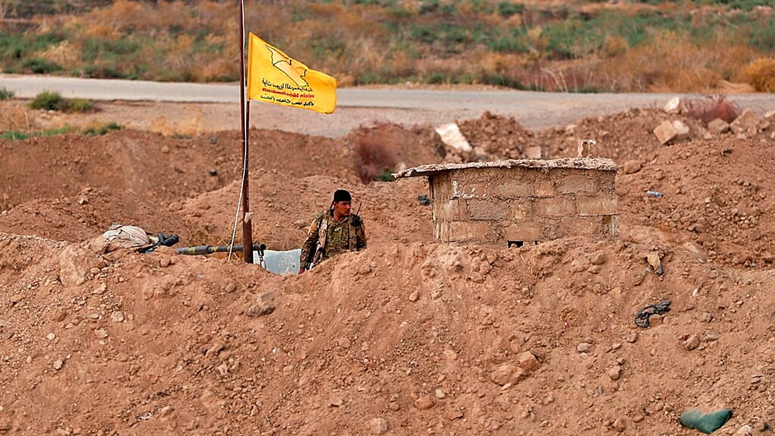 صورة تعبيرية لجندي من قوات سوريا الديمقراطية (SDF) يقف حارسًا على الجانب السوري من الحدود مع العراق قرب معبر ربيعة الحدودي، العراق، 