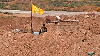 صورة تعبيرية لجندي من قوات سوريا الديمقراطية (SDF) يقف حارسًا على الجانب السوري من الحدود مع العراق قرب معبر ربيعة الحدودي، العراق، 