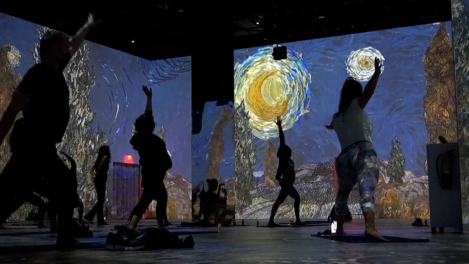 Practicando yoga en una exposición inmersiva sobre Van Gogh en Las Vegas.