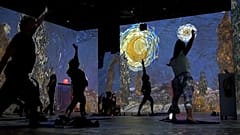 SCREENSHOT - Namasté mit Van Gogh: Yoga-Kurse umgeben von Kunst