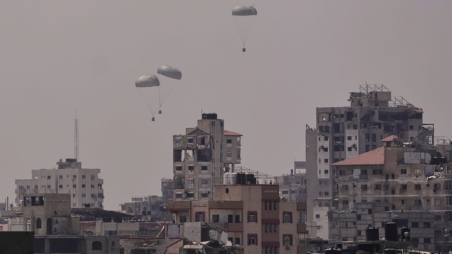 إسقاط جوي لمساعدات إنسانية إلى فلسطينيين فوق مدينة غزة شمال القطاع، الجمعة 8 أغسطس 2025.