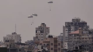 إسقاط جوي لمساعدات إنسانية إلى فلسطينيين فوق مدينة غزة شمال القطاع، الجمعة 8 أغسطس 2025.