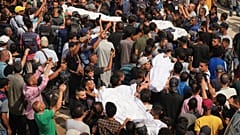 فلسطينيون يحملون جثامين صحفيين قُتلوا في غارة جوية إسرائيلية، خلال جنازتهم خارج مجمع مستشفى الشفاء في مدينة غزة، الاثنين 11 أغسطس/ آب 2025.