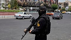 DATEI: Ein Mitglied der iranischen Revolutionsgarde hält Wache auf dem Platz der Islamischen Revolution (Enqelab-e-Eslami) in der Innenstadt von Teheran, Iran, Dienstag, 24. Juni 2025.