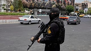 Un membre de la Garde révolutionnaire iranienne monte la garde sur la place Enqelab-e-Eslami (Révolution islamique) dans le centre de Téhéran, en Iran, le mardi 24 juin 2025