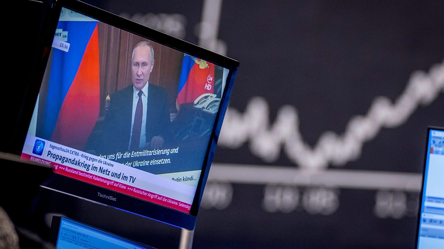 Архив: президент РФ Владимир Путин на телеэкране на фондовой бирже во Франкфурте, Германия, 25 февраля 2022 г. 