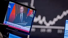 Архив: президент РФ Владимир Путин на телеэкране на фондовой бирже во Франкфурте, Германия, 25 февраля 2022 г. 