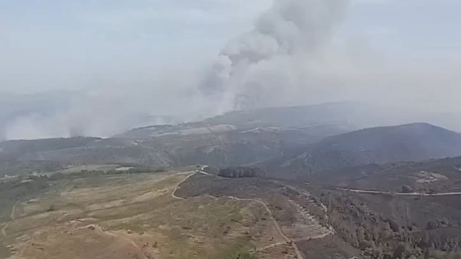 Vista aérea del incendio en el municipio de Maceda (Orense), el 12 de agosto de 2025.