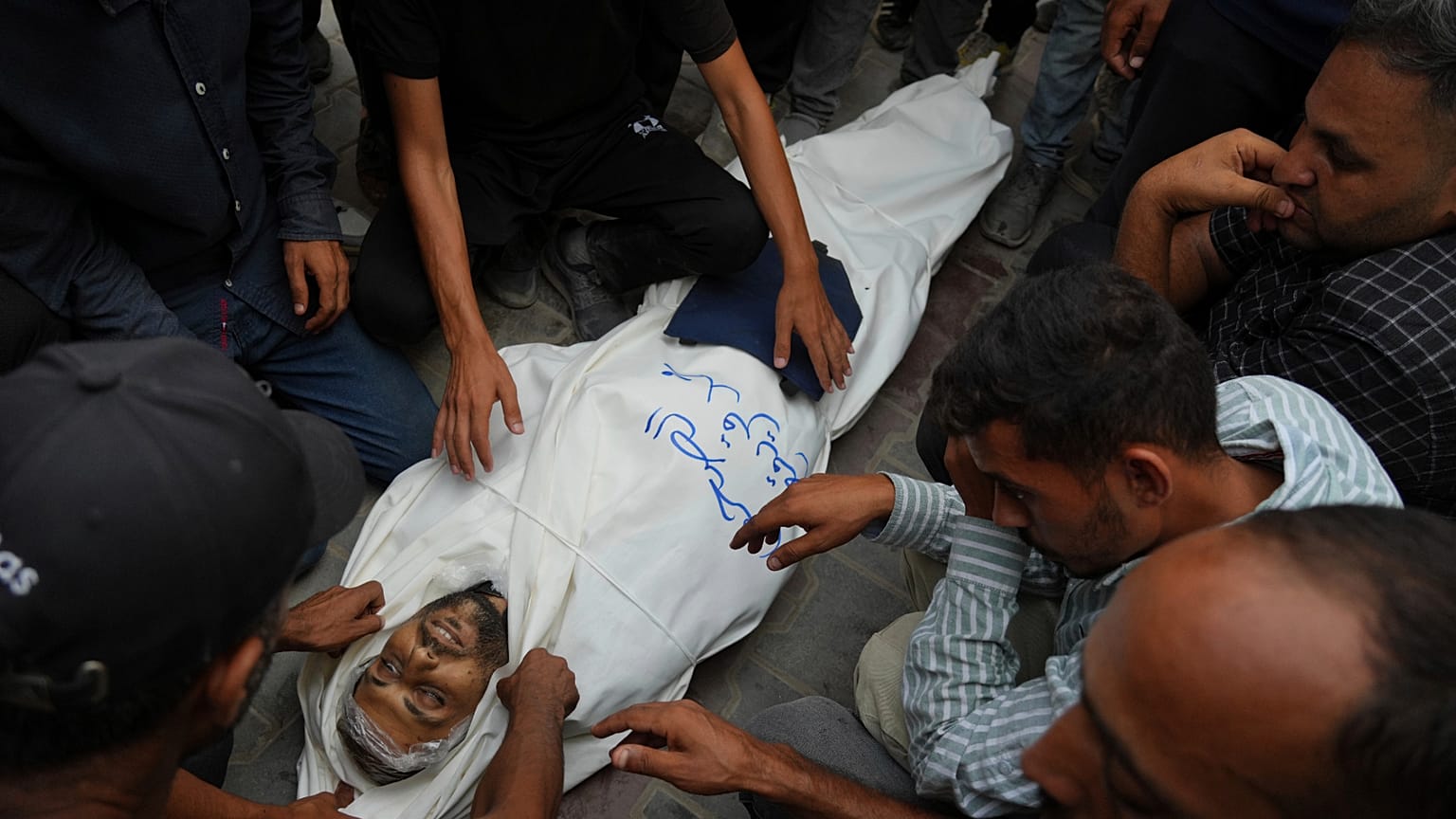 Varios compañeros y amigos lloran el cuerpo del corresponsal de 'Al Jazeera', Mohamed Qureiqa, quien ha sido asesinado junto otros tres periodistas en un ataque aéreo israelí.