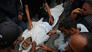 Varios compañeros y amigos lloran el cuerpo del corresponsal de 'Al Jazeera', Mohamed Qureiqa, quien ha sido asesinado junto otros tres periodistas en un ataque aéreo israelí.