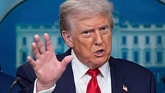 الرئيس الأمريكي دونالد ترامب يتحدث إلى الصحافيين في البيت الأبيض، الاثنين 11 أغسطس 2025.