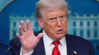 الرئيس الأمريكي دونالد ترامب يتحدث إلى الصحافيين في البيت الأبيض، الاثنين 11 أغسطس 2025.