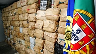 Unas bolsas con droga en la sede de la Policía Judicial de Portugal en Braga, al norte de Portugal, el viernes 3 de febrero de 2006.