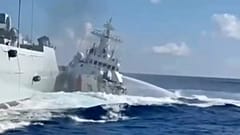 Un navire endommagé des garde-côtes chinois, à droite, est vu à côté d'un navire de la marine chinoise après leur collision accidentelle en mer de Chine méridionale, le 11 août 2025.