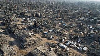 На аэрофотоснимке, сделанном с помощью беспилотника, видны палатки среди разрушений, вызванных израильским воздушным и наземным наступлением в Бейт-Лахии, 17 февраля 2025 г.