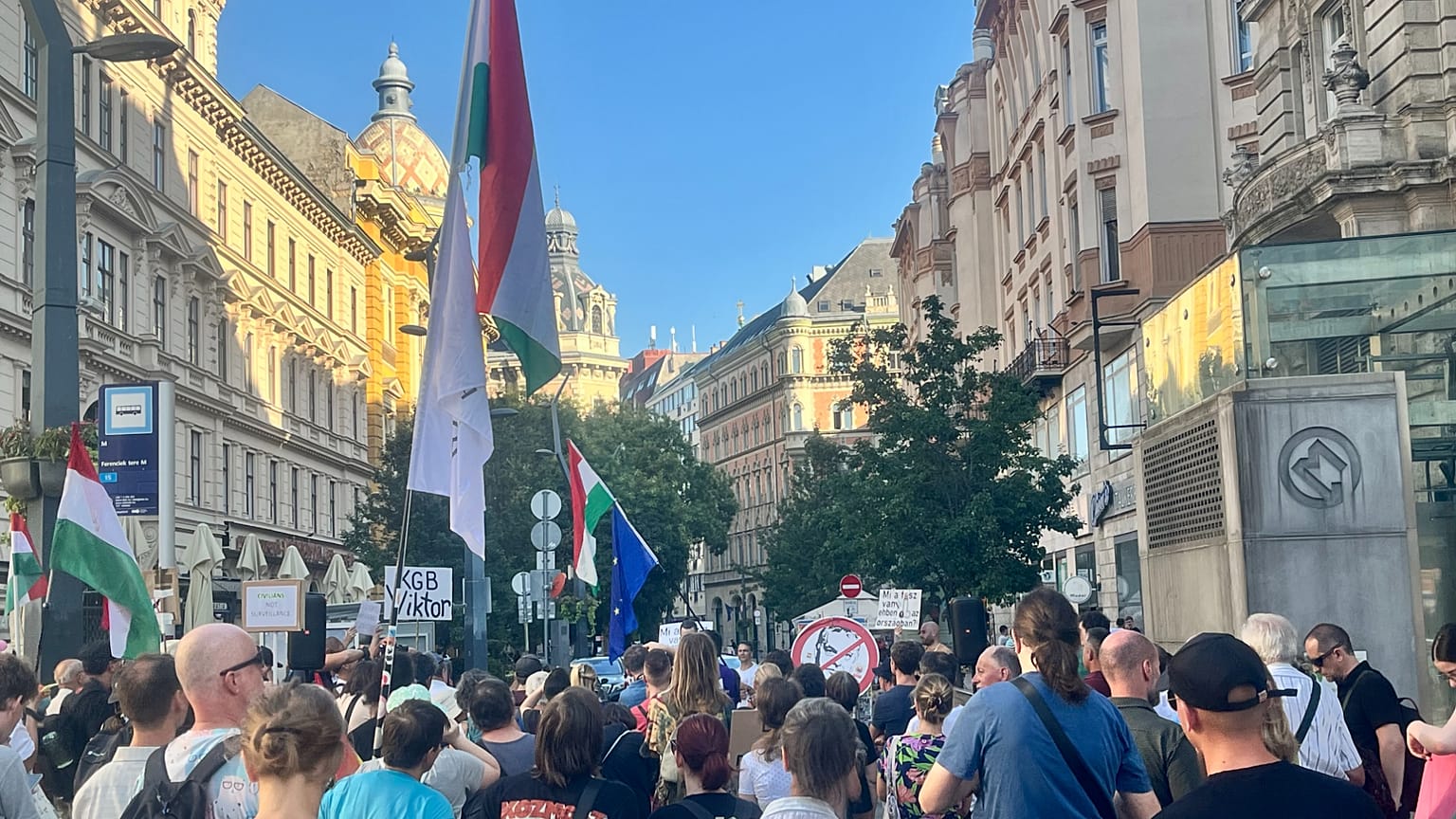 A tüntetés eleje Budapesten a Ferenciek terén, 2025. augusztus 12-én