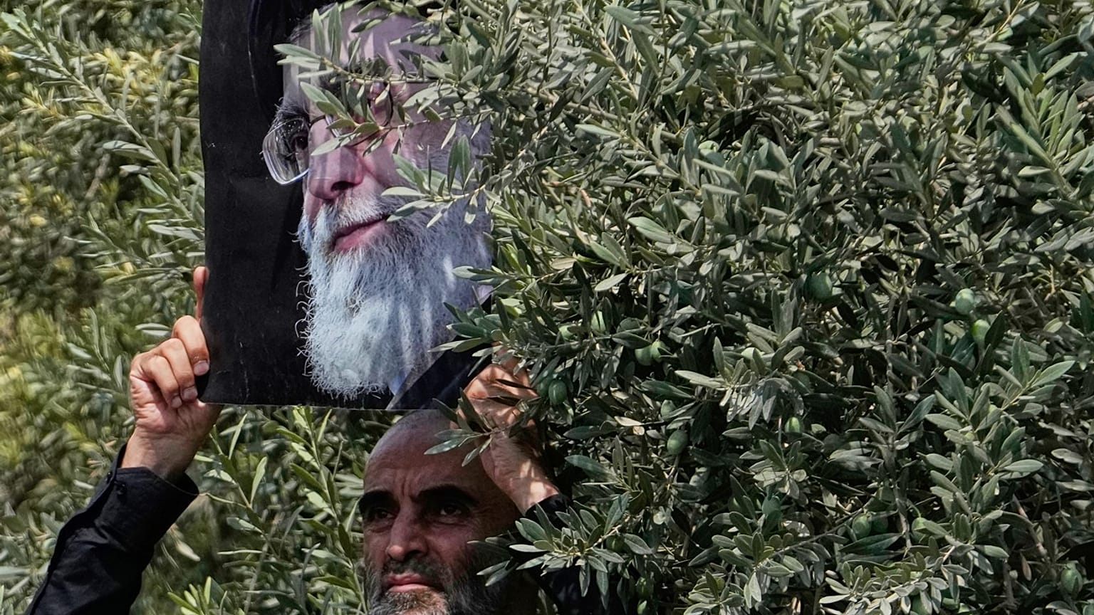 إيراني يرفع صورة المرشد الأعلى آية الله علي خامنئي خلال احتجاج مناهض لإسرائيل والولايات المتحدة، إيران، الجمعة 25 يوليو/تموز 2025. 