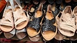 Meksika'da 'huaraches' olarak bilinen sandaletler bir Oaxaca'da bir marketin rafında görülüyor, 8 Ağustos 2025