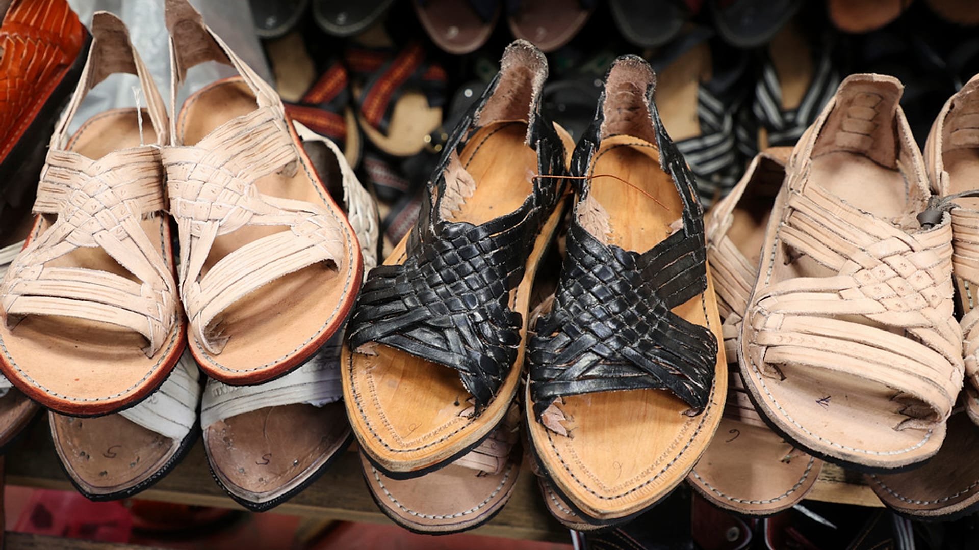 Meksika'da 'huaraches' olarak bilinen sandaletler bir Oaxaca'da bir marketin rafında görülüyor, 8 Ağustos 2025