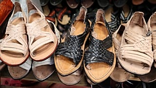 Meksika'da 'huaraches' olarak bilinen sandaletler bir Oaxaca'da bir marketin rafında görülüyor, 8 Ağustos 2025