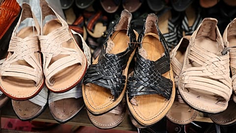Meksika'da 'huaraches' olarak bilinen sandaletler bir Oaxaca'da bir marketin rafında görülüyor, 8 Ağustos 2025