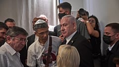 İsrail Başbakanı Benjamin Netanyahu, 11 Ağustos 2025, Pazartesi günü Knesset Müzesi'nin açılış töreninde İsrailli rehine Evyatar David'in aile üyeleriyle konuştu.
