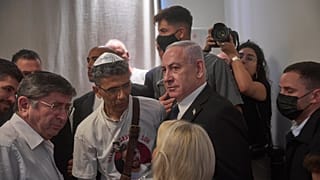 El primer ministro israelí, Benjamin Netanyahu, habla con familiares del rehén israelí Evyatar David en la ceremonia de inauguración del Museo de la Knesset, el lunes 11 de agosto de 2025.