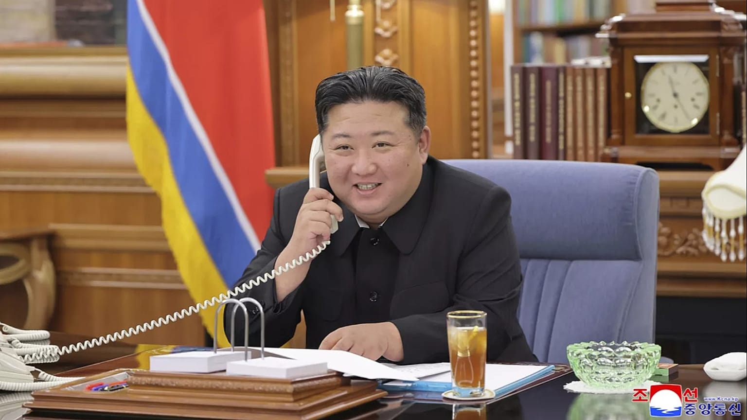 Nesta fotografia fornecida pelo governo norte-coreano, o seu líder Kim Jong Un fala ao telefone com o presidente russo Vladimir Putin num local não revelado na Coreia do Norte