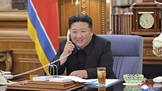 Sur cette photo fournie par le gouvernement nord-coréen, le dirigeant Kim Jong Un s'entretient au téléphone avec le président russe Vladimir Poutine dans un lieu tenu secret en Corée du Nord.