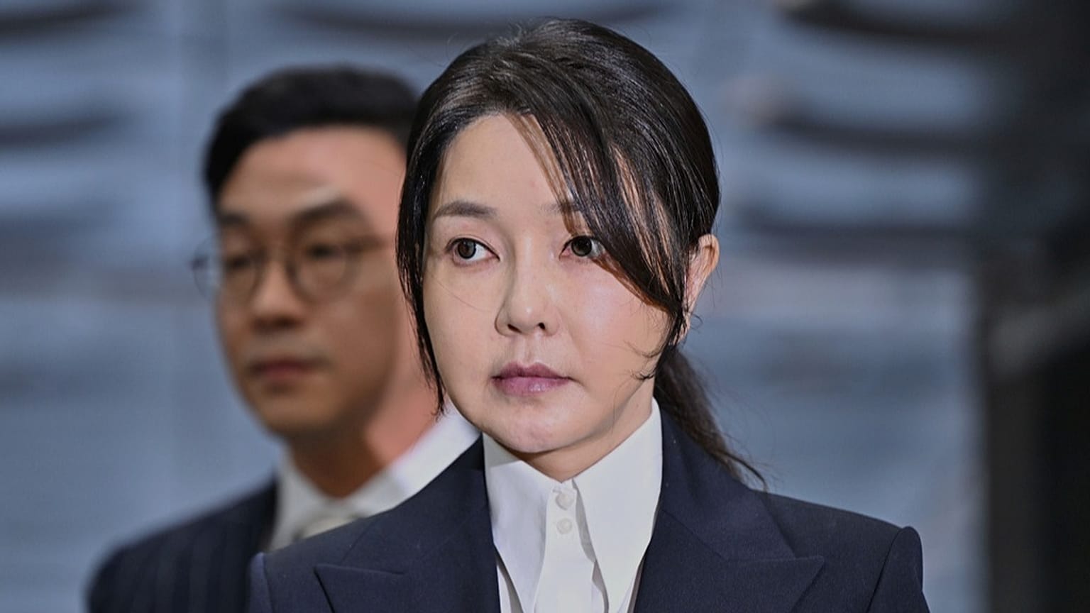 La ex primera dama de Corea del Sur Kim Keon Hee, llega a un tribunal para asistir a una audiencia para revisar su orden de detención solicitada por fiscales especiales, en Seúl, Corea del Sur, el martes.