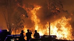 Las llamas de un incendio, con la Guardia Civil en primer plano