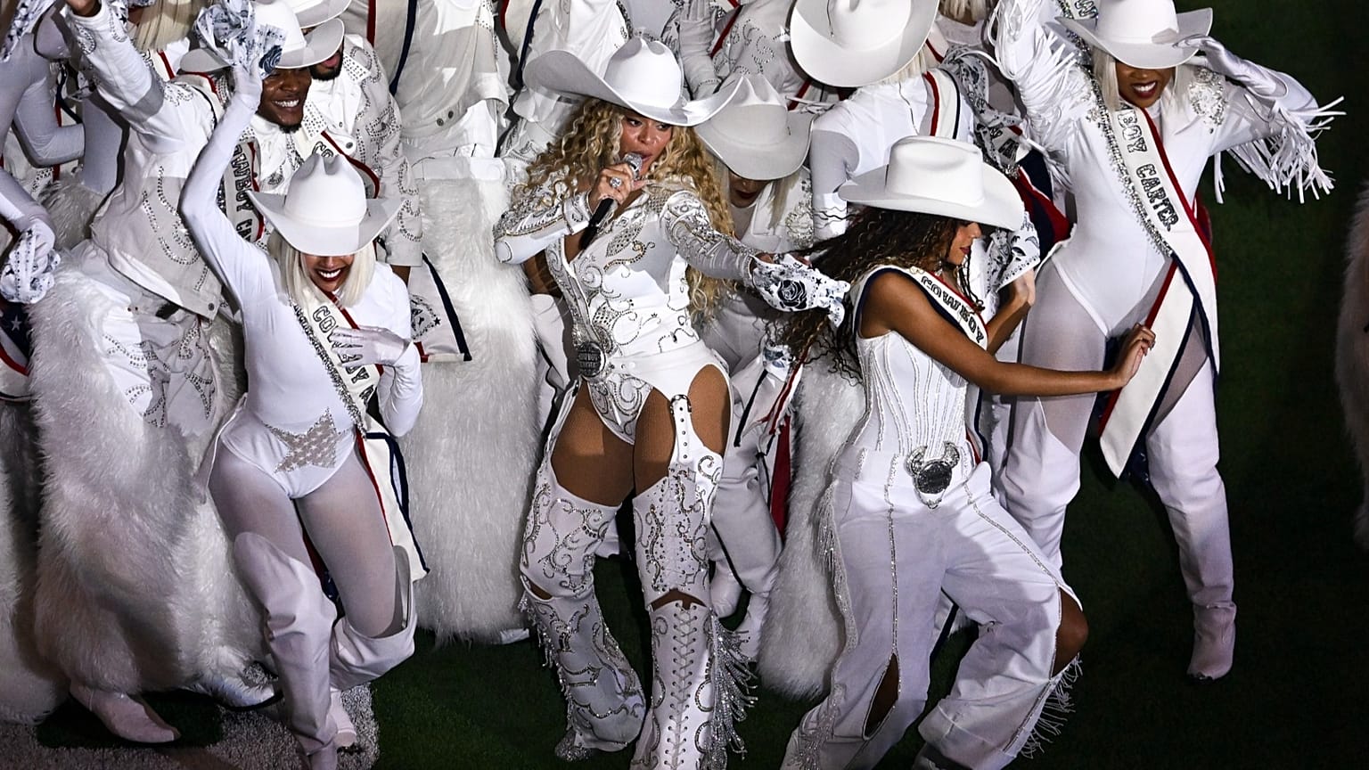 Beyoncé con su hija Blue Ivy durante una actuación en el descanso de un partido de fútbol americano de la NFL - 25 de diciembre de 2024