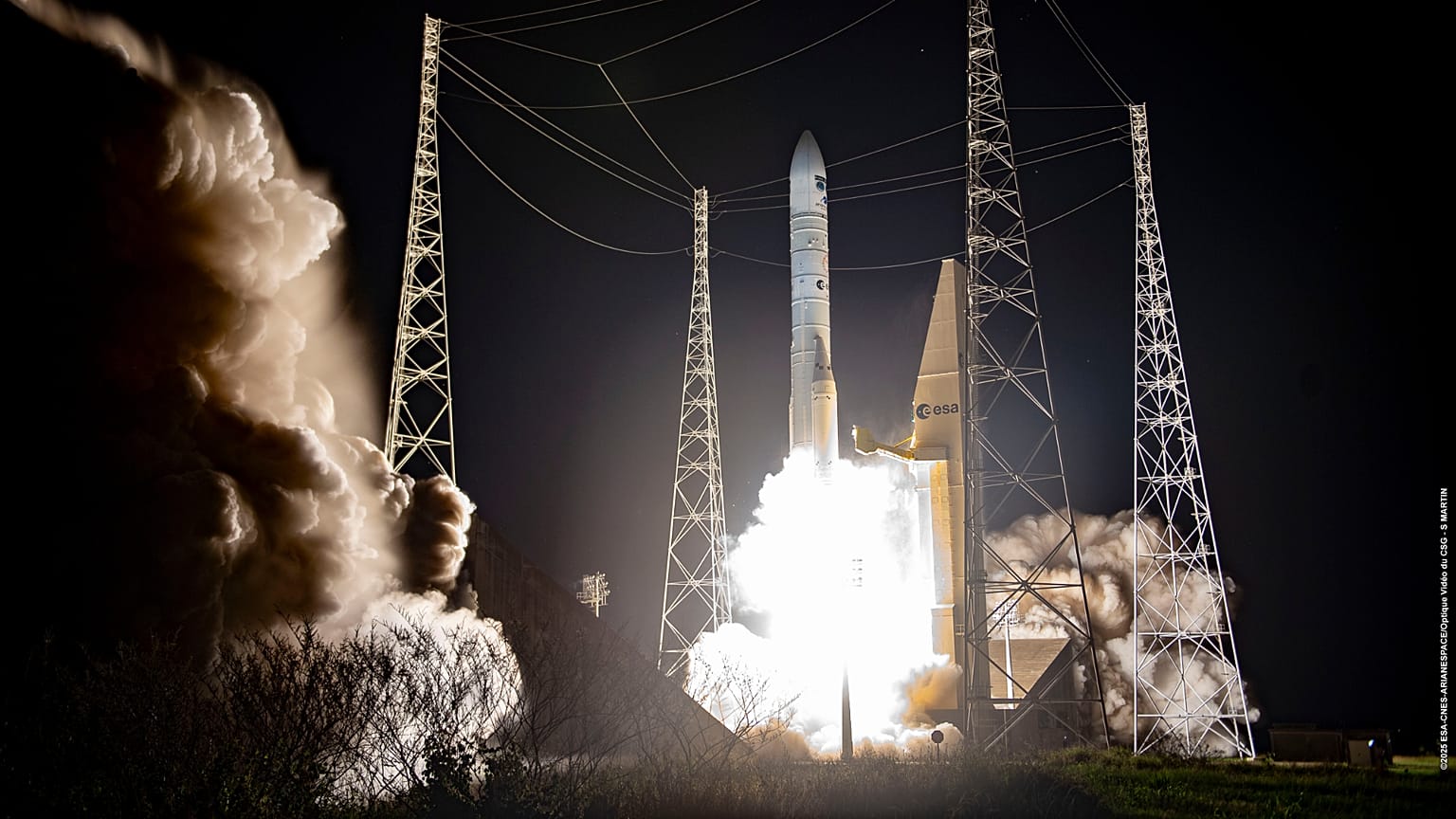 Η Arianespace έθεσε με επιτυχία έναν δορυφόρο σε τροχιά με την τρίτη εκτόξευση του πυραύλου Ariane 6, Κουρού, Γαλλική Γουιάνα, 12 Αυγούστου 2025.
