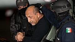 Meksika federal polisi, Tapınak Şövalyeleri kartelinin lideri Servando 'La Tuta' Gómez olarak tanımladıkları kişiye eşlik ediyor, Mexico City, 27 Şubat 2015.