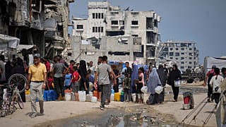 في حرارة الصيف، يصطف الفلسطينيون للحصول على المياه من نقطة توزيع في مدينة غزة