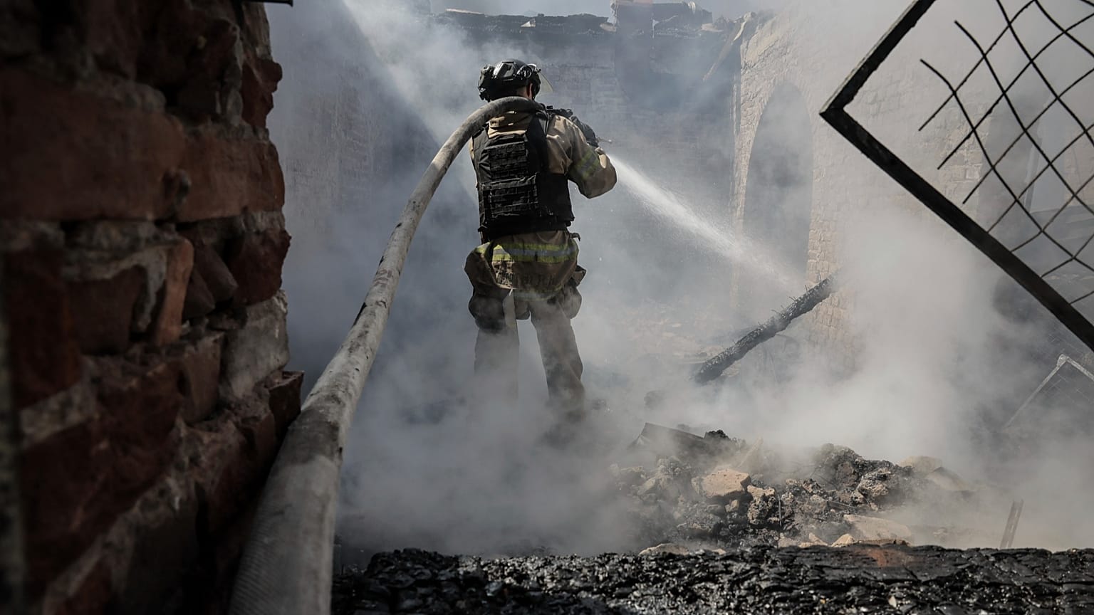 Un bombero apaga el fuego tras el impacto de un dron ruso en el mercado de la ciudad de Druzhkivka, en la región ucraniana de Donetsk, el sábado 2 de agosto de 2025.
