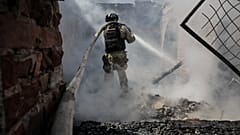 Bir itfaiyeci, 2 Ağustos 2025, Cumartesi günü, Ukrayna'nın Donetsk bölgesindeki Druzhkivka kasabasında bir Rus insansız hava aracının pazarı vurmasının ardından çıkan yangını söndürüyor.