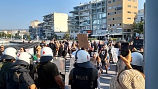 Rendőrök és tüntetők a voloszi kikötőben 2025.08.13-án
