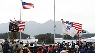 Soldados do Exército dos EUA disparam tiros durante a chamada dos estados na cerimónia de reconstituição da transferência do território do Alasca da Rússia para os Estados Unidos em 1867