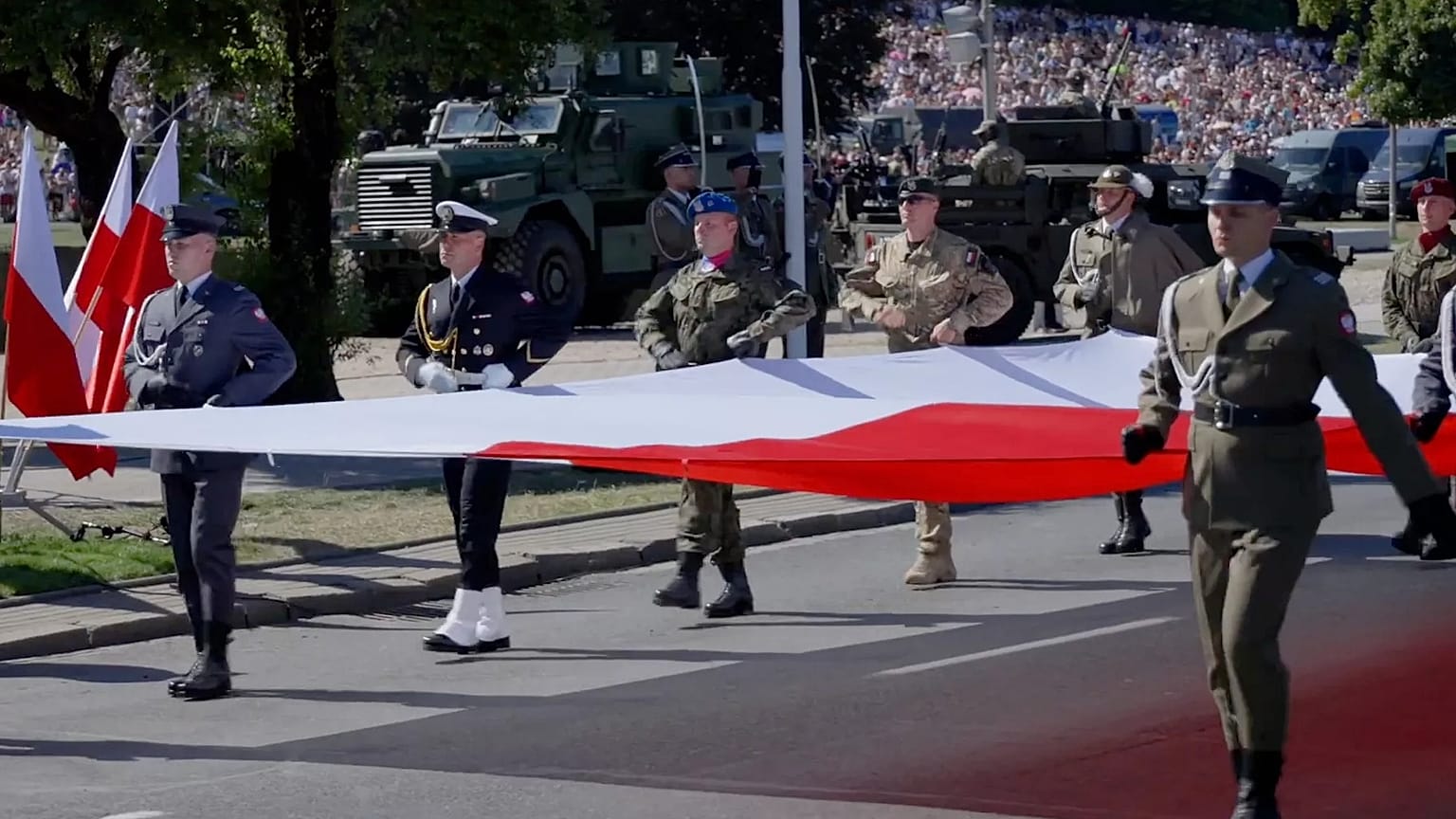 Soldaten aller Waffengattungen der polnischen Streitkräfte tragen die polnische Flagge an der Spitze der feierlichen Parade anlässlich des Tages der polnischen Armee. 
